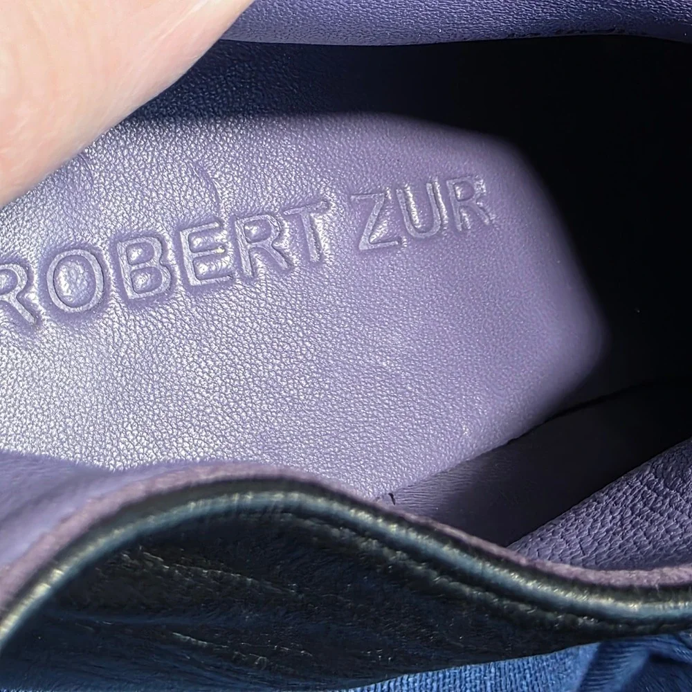 Robert Zur very gently